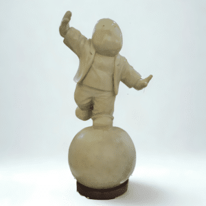 Escultura de resina titulada Mr. Manny Libre del artista Fer Mancilla, una pieza de arte contemporáneo mexicano sobre una mesa.